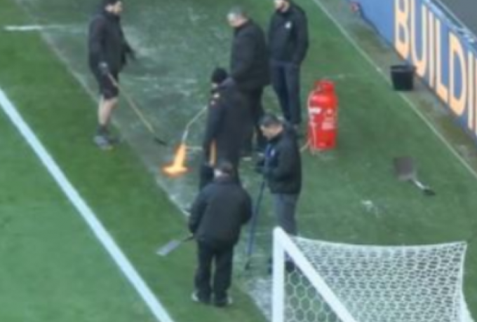 Απίστευτο: Έλιωναν τον πάγο με φλόγιστρο σε αγγλικό γήπεδο! (BINTEO)